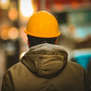 Foto di un preposto ritratto alle spalle.