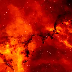 Foto di una discarica di rifiuti durante un incendio.