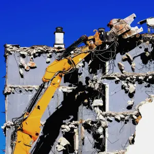 Foto di una demolizione controllata di un fabbricato.