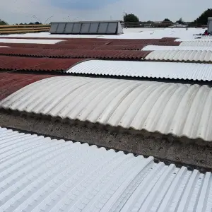 Foto di una copertura parzialmente bonificata dai materiali contenenti amianto.