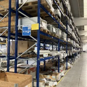 Foto di un magazzino con presenza di scaffali.