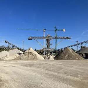 Foto di una cava di inerti.