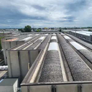 Foto di una copertura con onduline in amianto.