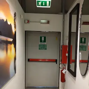 Foto di un'uscita di emergenza.